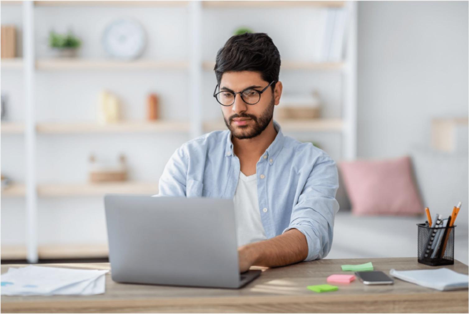 Seminarteilnehmerin arbeitet an einer SEO-Content-Strategie